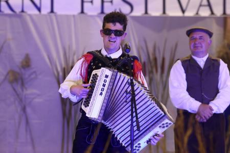 11. MEDNARODNI FOLKLORNI FESTIVAL RAKEK 41 FOTO LJUBO VUKELIČ